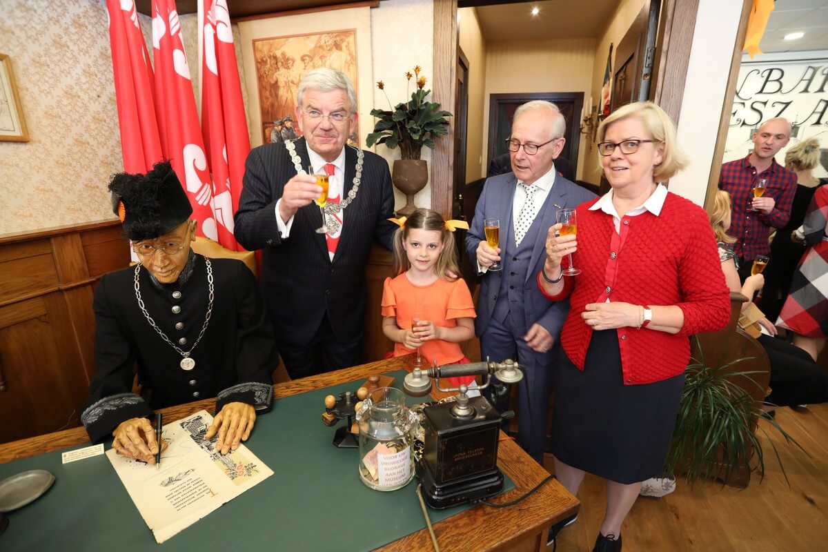 Een proost op de tentoonstelling. Foto: Ton van den Berg