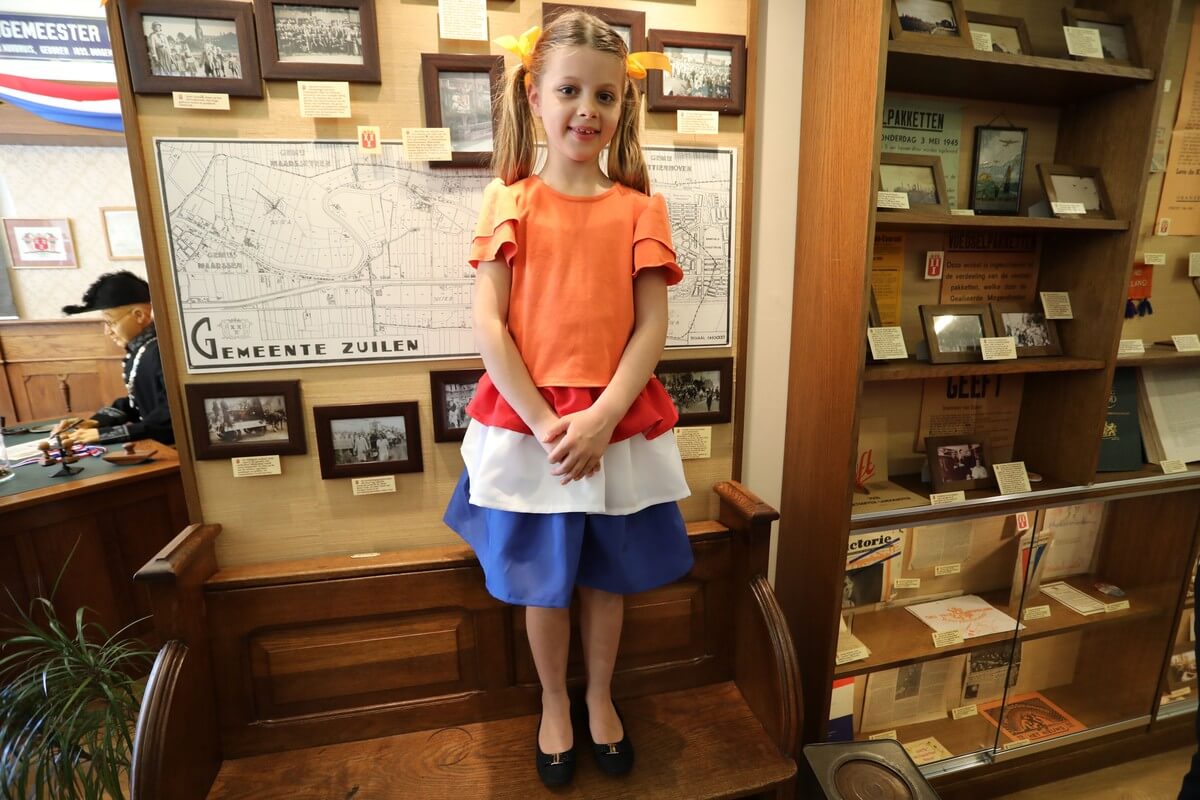 Dewi (kleindochter van Van Scharenburg) gekleed in jurkje die kinderen droegen bij de bevrijding. Foto: Ton van den Berg