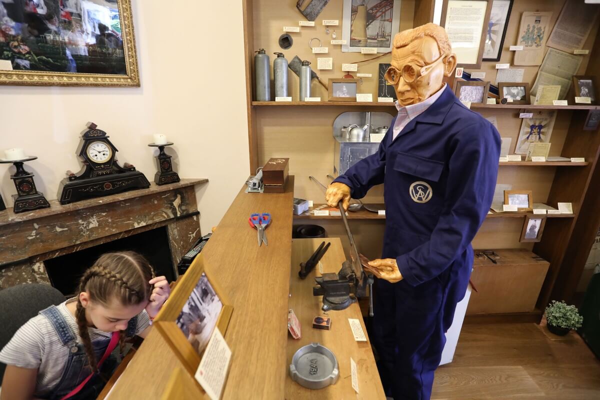 Een bankwerker van Werkspoor aan het werk. Foto: Ton van den Berg