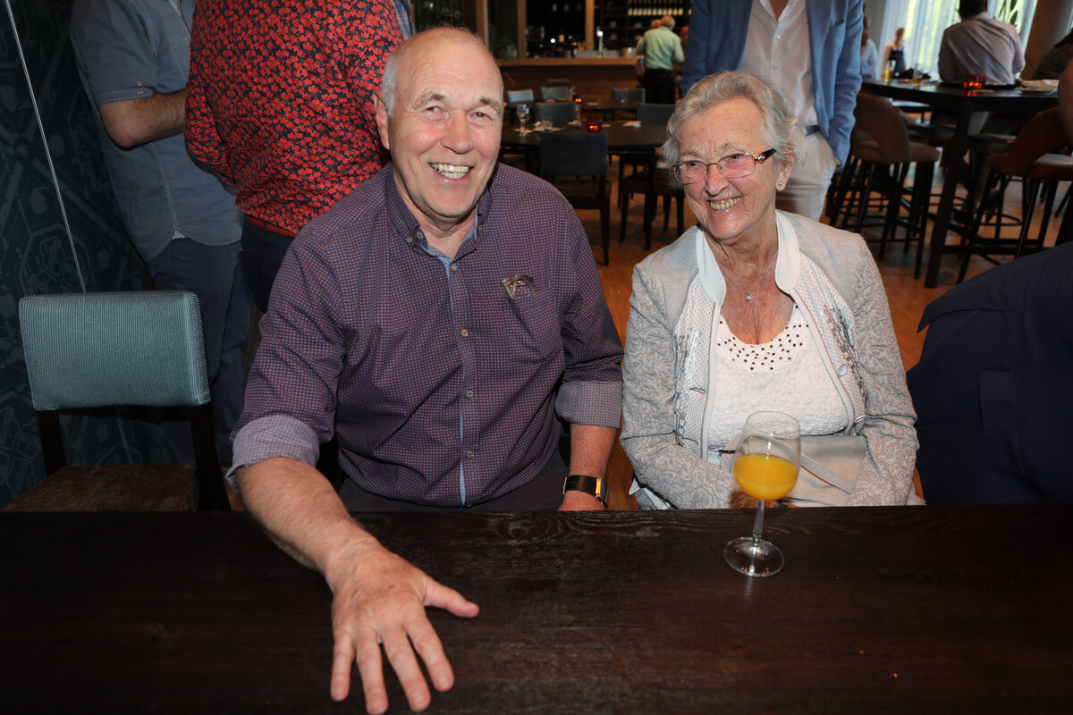 Mister FC Utrecht Leo van Veen te gast bij de reunie hier naast mevrouw Krommert (weduwe van DOS-speler Gerrit - opoe - Krommert). Foto: Ton van den Berg