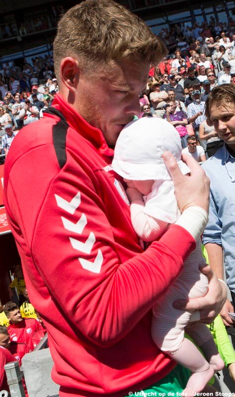 Keeper Jensen met zijn baby. Foto: Jeroen Stoops