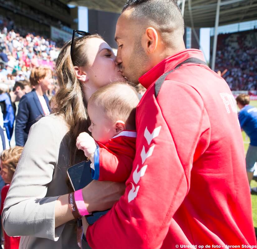 Sean Klaiber kust zijn vrouw. Foto: Jeroen Stoops