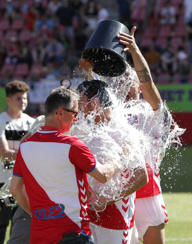 Douche voor Van der Maarel van Klaiber. Foto: Ton van den Berg