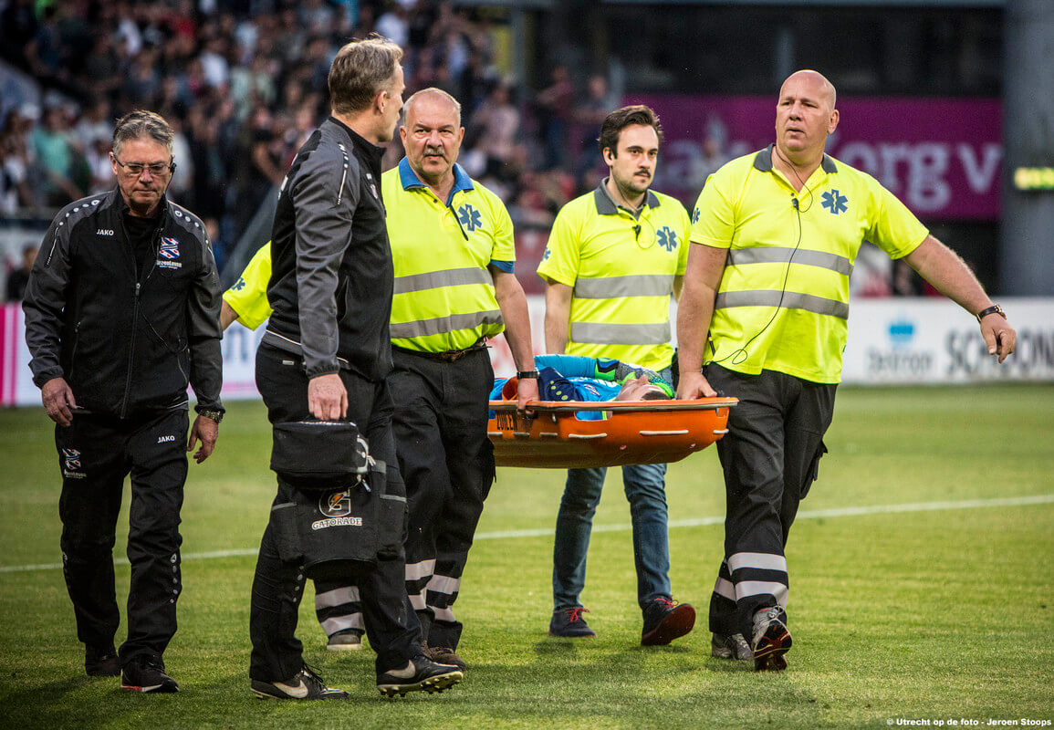 Heerenveen doelman Hansen verlaat per brancard het veld. Foto's: Jeroen Stoops