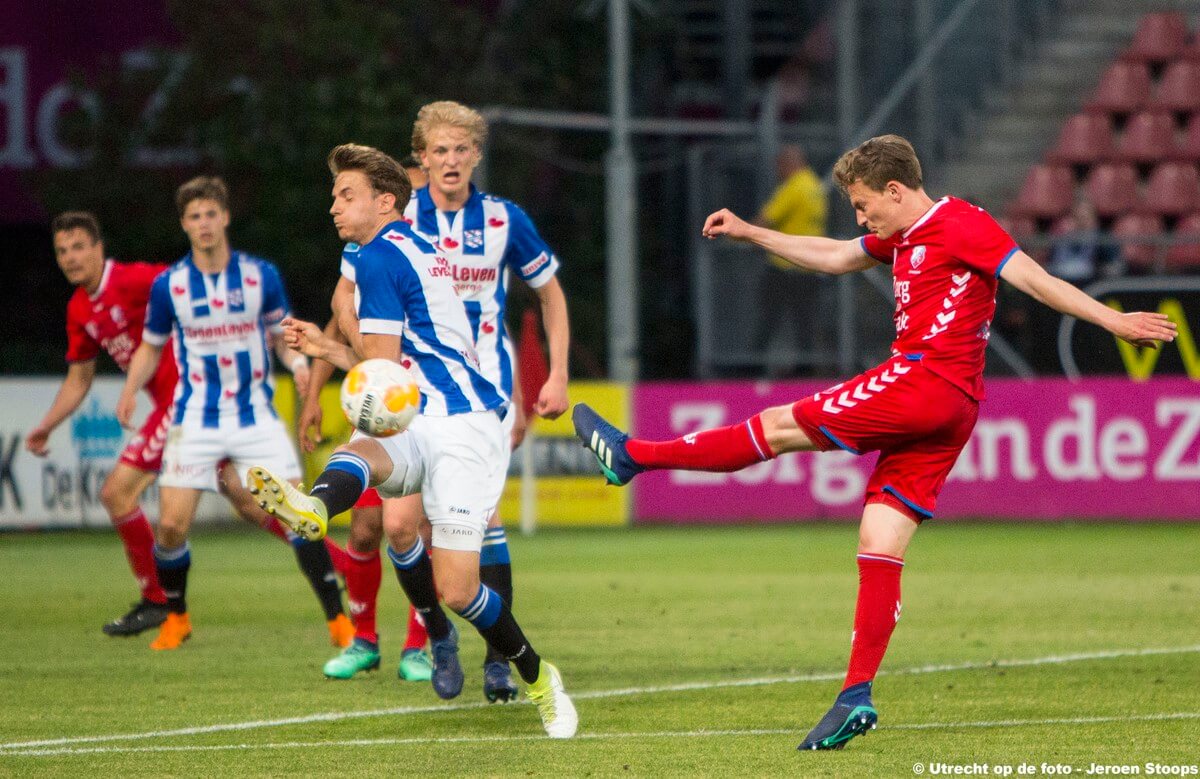 Met een mooie volley schiet Strieder de 1-0 binnen.