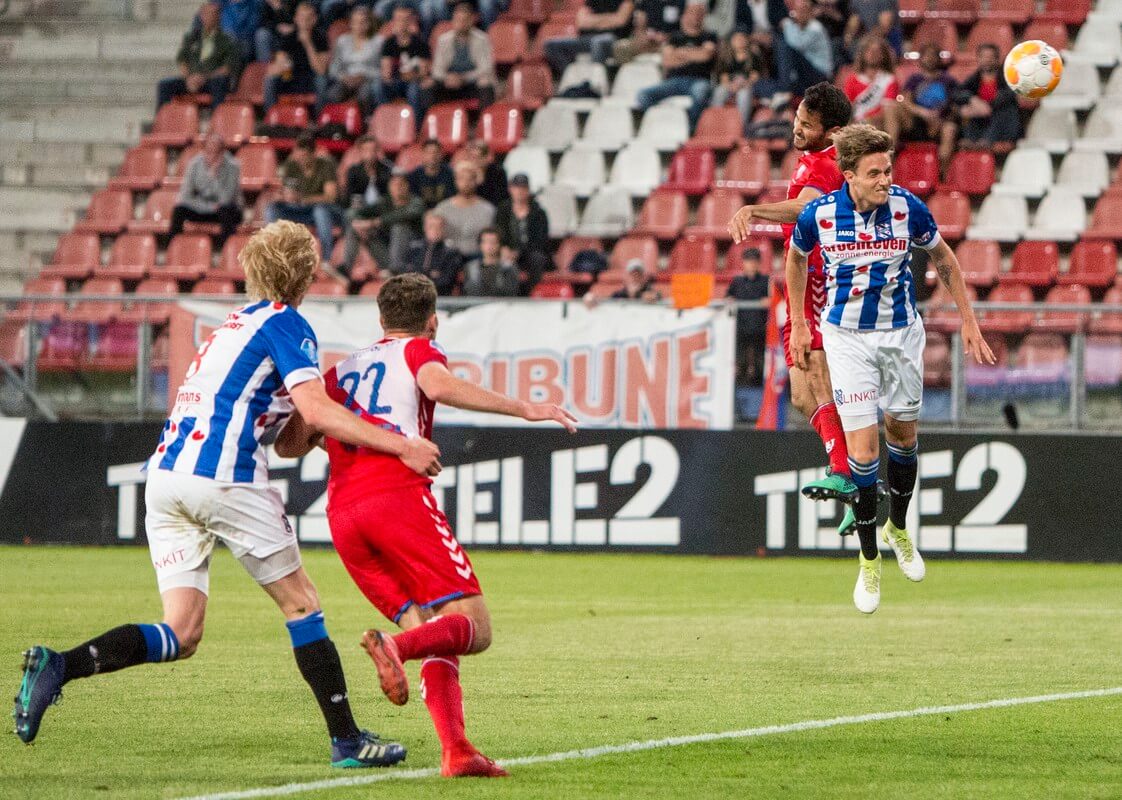 Van der Maarel kopt de 2-0 binnen.