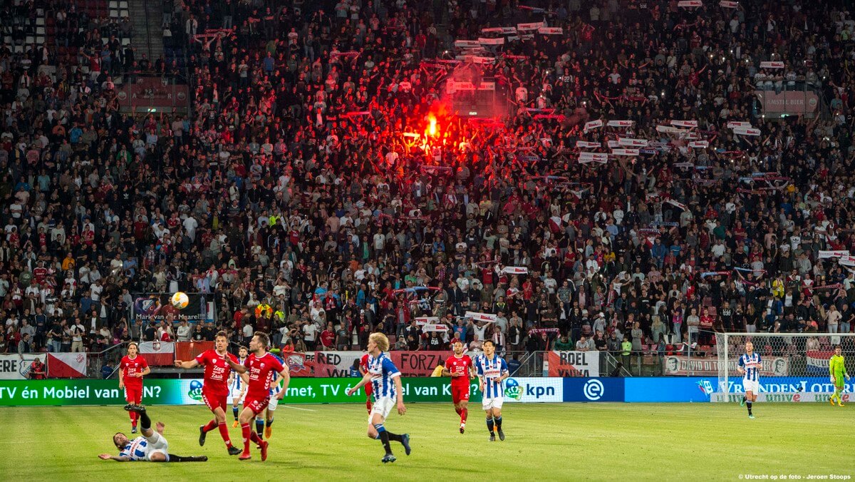 Vuurwerk op de tribune als eerbetoon aan een zieke supporter.