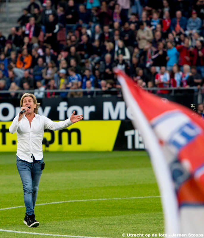 Rene Schuurmans brengt sfeer in het stadion.