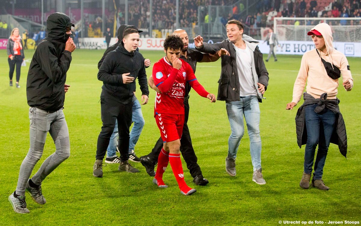 Een paar supporters zijn op het veld om Ayoub te troosten.