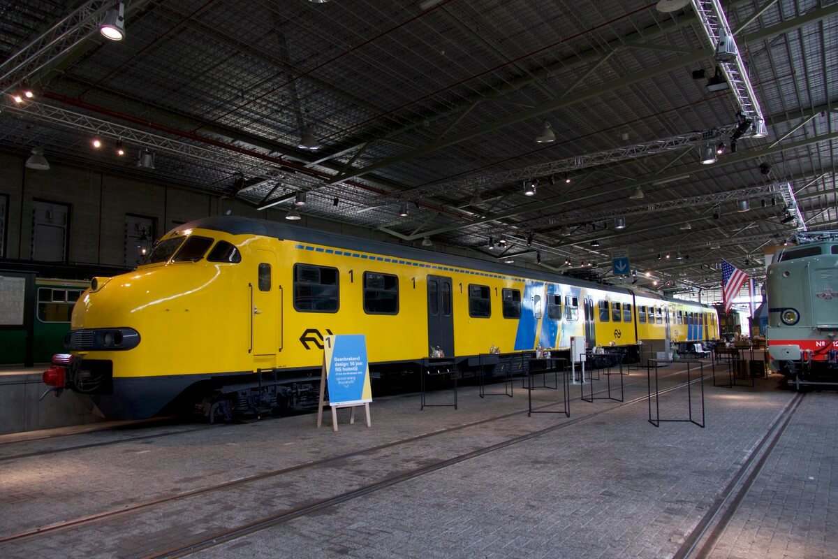 De mat 64 in de hal van het Spoorwegmuseum. Foto: Ton van den Berg