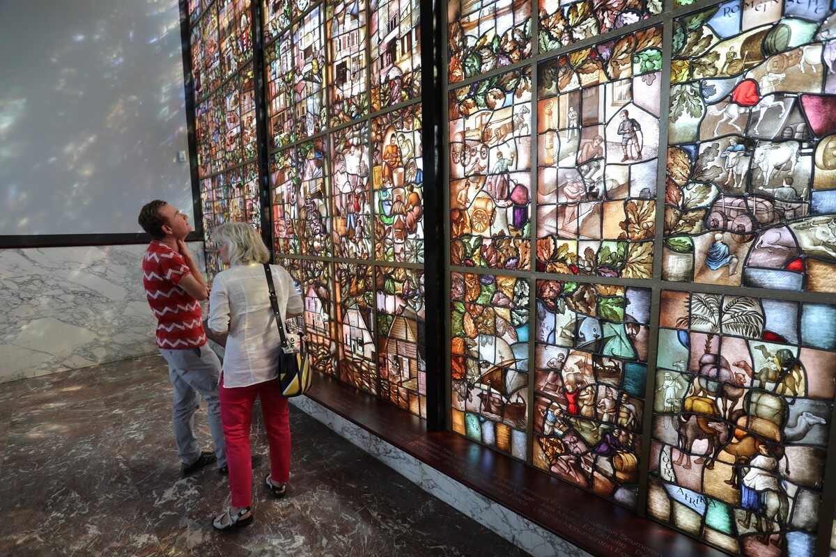 Het glas-in-lood raam van Willem Mengelberg. Foto: Ton van den Berg