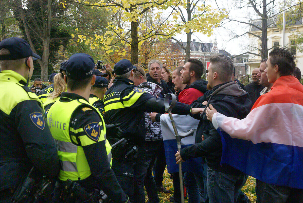 Opstootje rond Pegida-demonstratie in 2015, in het midden Edwin Utrecht. Foto: Jeroen Stoops