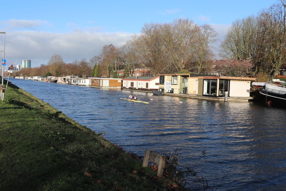 De woonbootbewoners vrezen hun ligplaats kwijt te raken als er nieuwe bruggen worden gebouwd. Foto: Ton van den Berg