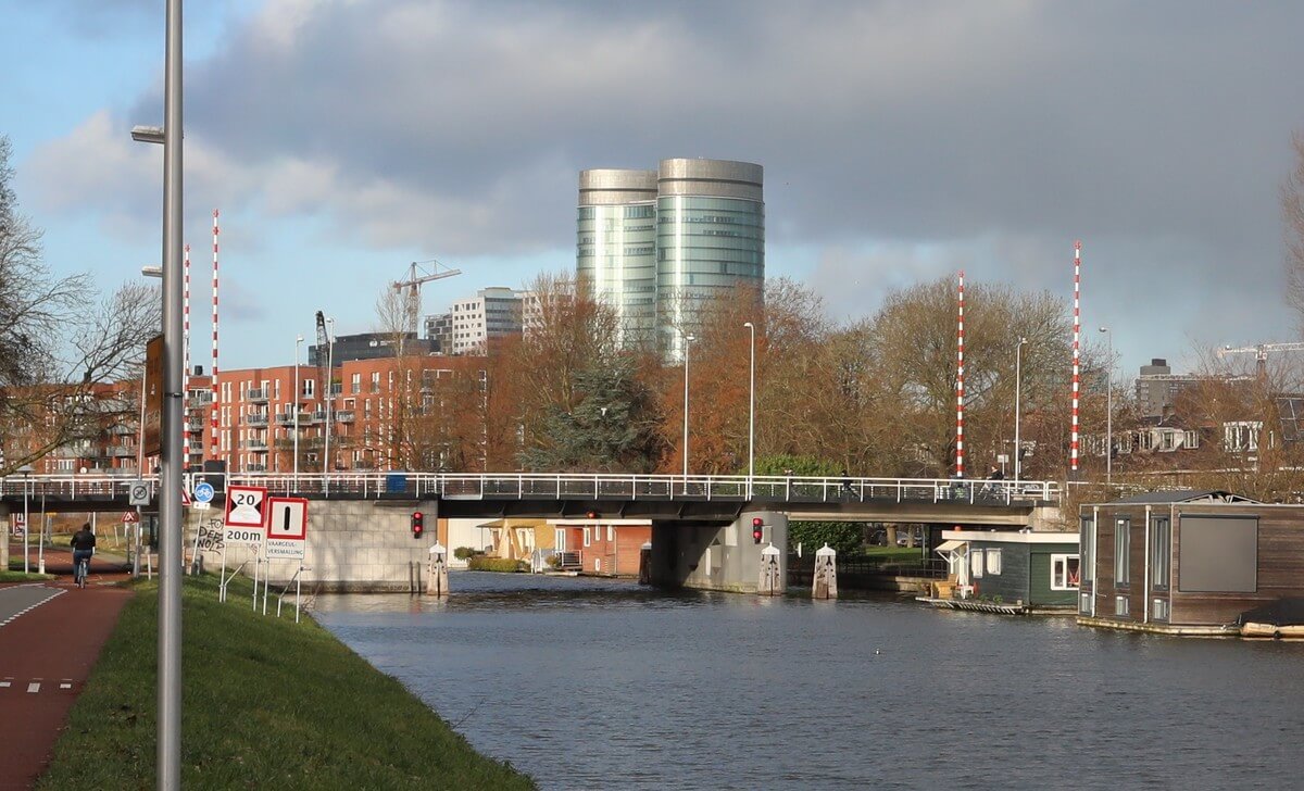 De bewoners van de Rivierenwijk pleiten ervoor de bestaande bruggen, zoals de Balijebrug, meer capaciteit te geven, waardoor er minder nieuwe verbindingen hoeven te worden aangelegd. Foto: Ton van den Berg