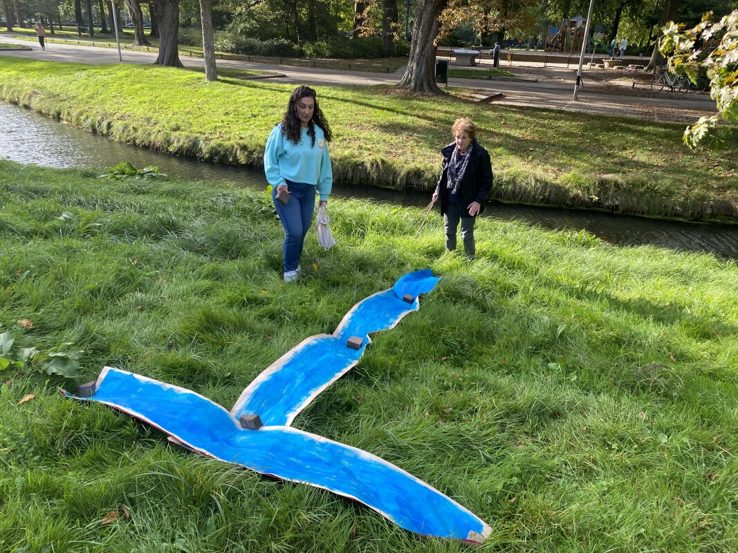 Links Michèle van Lier, initiatiefneemster en kleindochter van een neef van Trui en Truus, en rechts Hanny Sliepen van Stichting Wilhelminapark. Foto's: Jim Terlingen