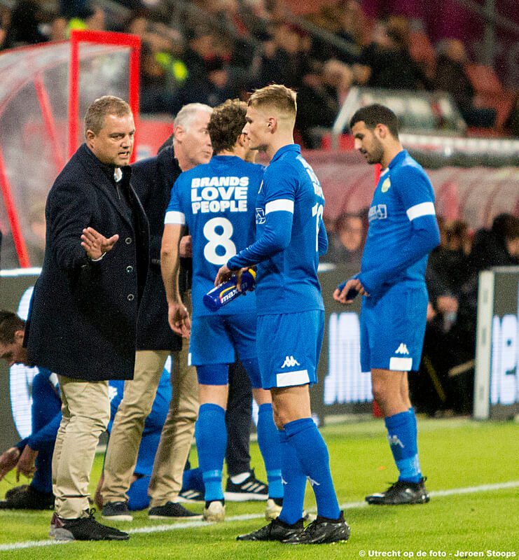 Trainer Agterberg geeft zijn spelers wat aanwijzingen.