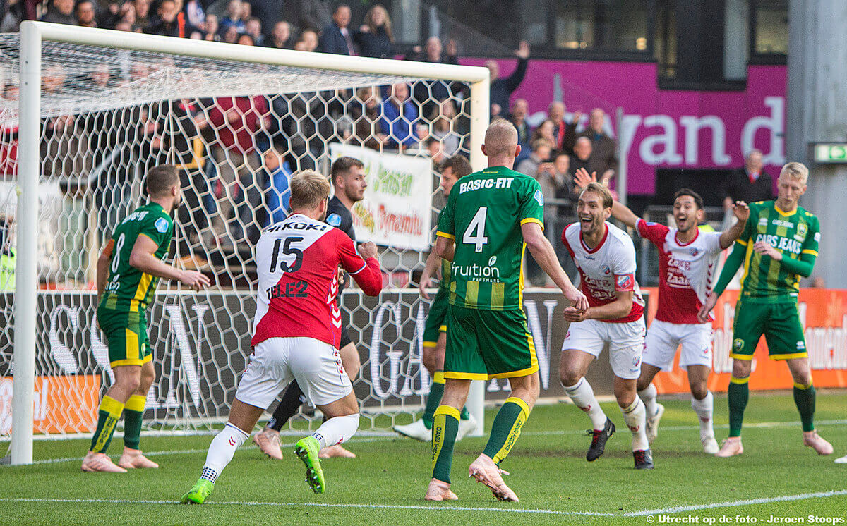 En weer scoorde aanvoerder Willem Janssen; 2-0.