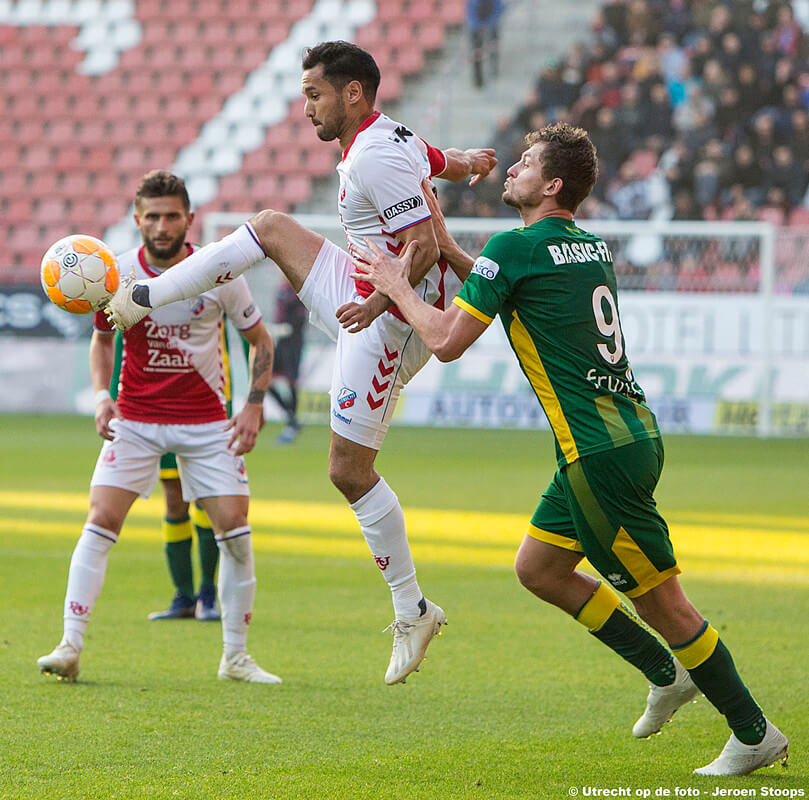 Necid probeert invaller Van der Maarel uit balans te brengen.