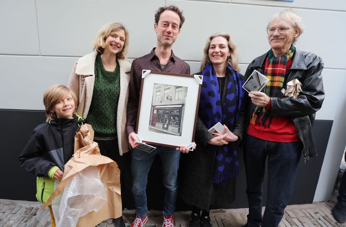 Eigenaren Driessen en Huijnink kregen een ingelijste foto van hun pand. Rechts daarvan Anke Klein en Jos Peeters.