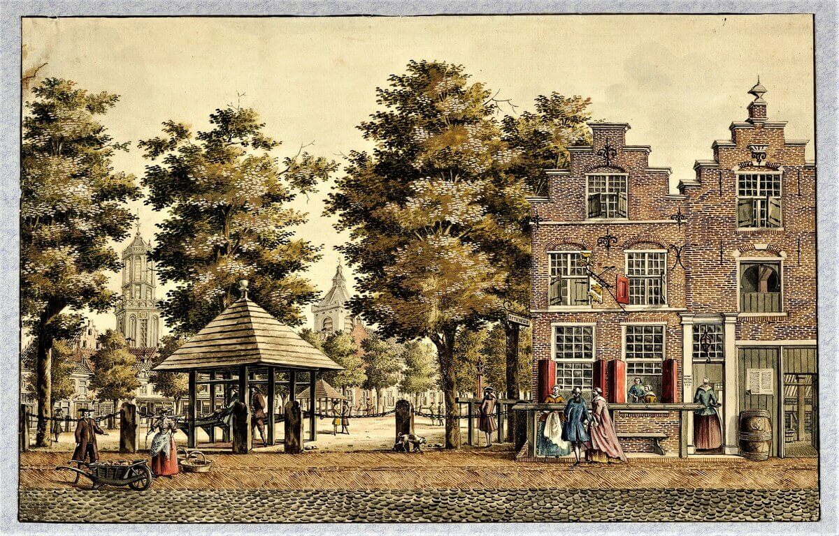 Tekening van D. Verrijck ca 1760, van de Herberg Het Zwijnshoofd, met links een travalje, waar de hoefsmid overdekt zijn werk kon doen en op de achtergrond de Domtoren en de Buurkerktoren. Foto: Het Utrechts Archief