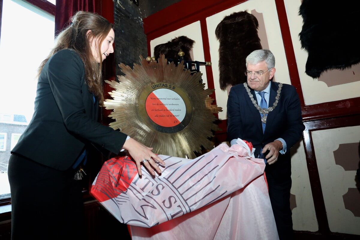 Onthulling van het gedenkteken door burgemeester Van Zanen en de rector senatus van Unitas. S.R.. Foto: Ton van den Berg