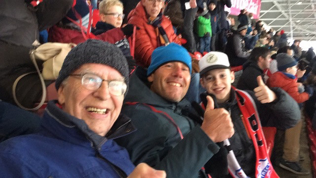 Verslaggever Van Echtelt omringd door familieleden. Foto: Selfie