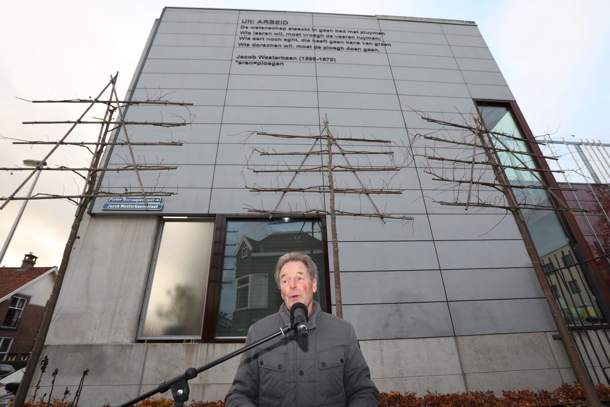 Guus Reith, mede-initiatiefnemer, geeft tekst en uitleg over Westerbaen. Foto: Ton van den Berg