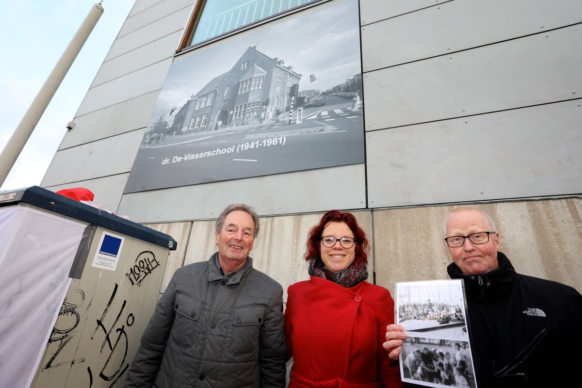 Guus Reith, Linda Voortman en Ronald Kropf na de onthulling van de foto. Foto: Ton van den Berg