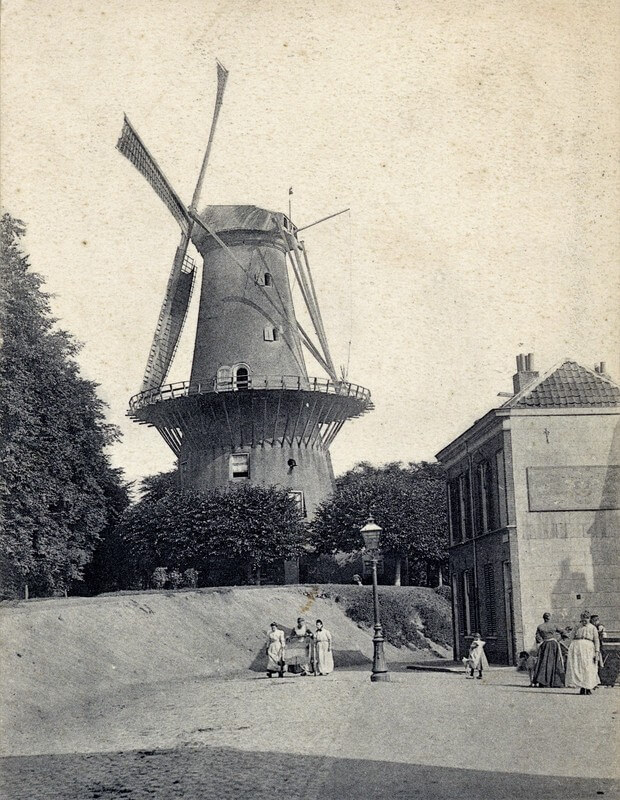 Molen de Meiboom rond 1890 gezien vanaf de Catharijnekade, met rechts het ‘Wasch- en Badhuis’ op de hoek met de Bergstraat. Foto: Het Utrechts Archief