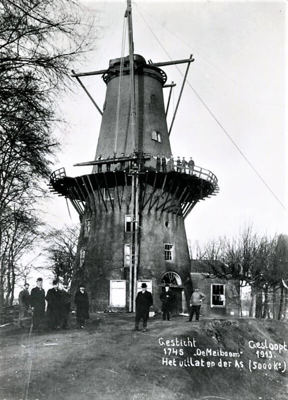 Molen “De Meiboom” tijdens de afbraak in 1913. Met midden op de foto waarschijnlijk de trotse aannemer, de heer Jansen uit Apeldoorn. Foto: Molendatabase.org