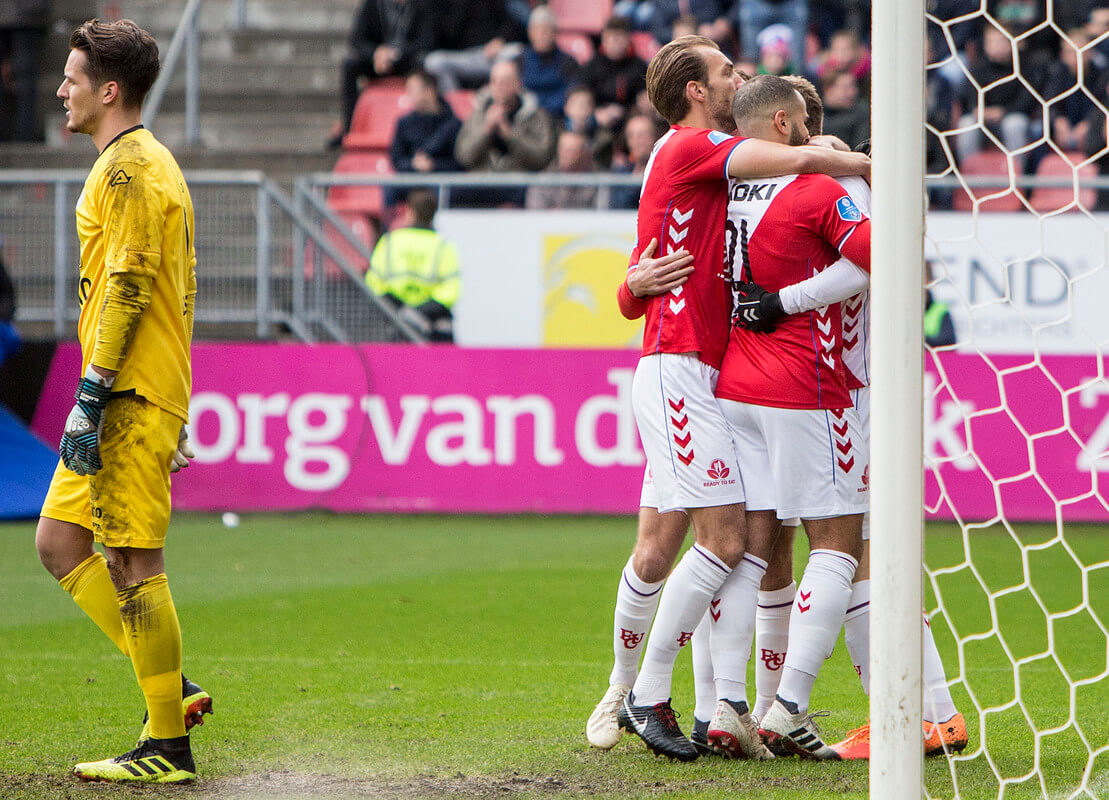 De strafschop wordt feilloos binnen geschoten door Gustafson. Keeper Blaswich staat er verslagen bij; Utrecht viert feest.