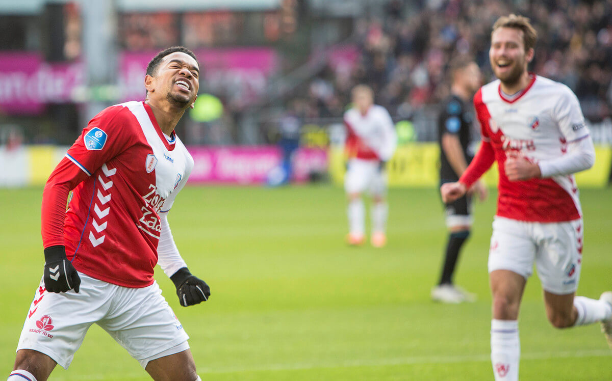 Emanuelson is blij met zijn treffer. Van de Streek is onderweg om hem te feliciteren.