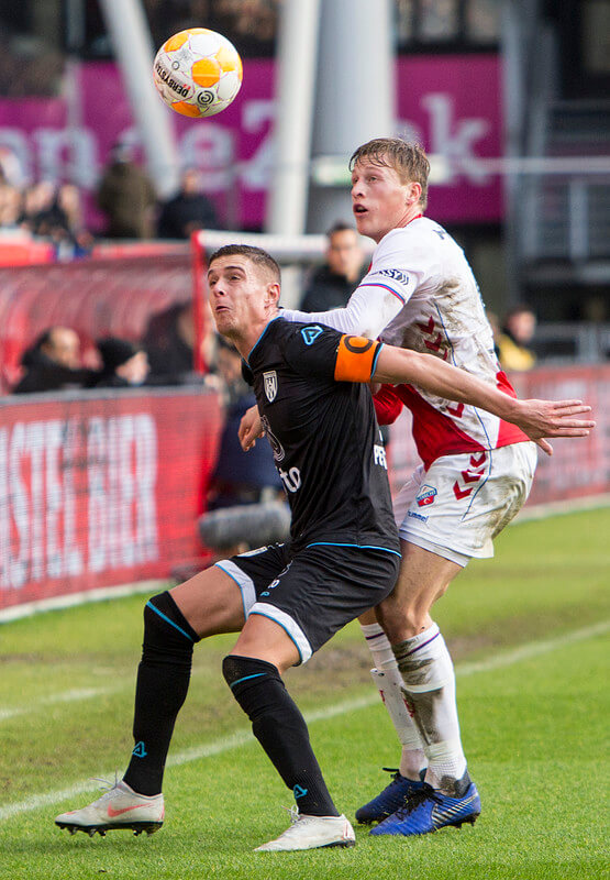 Voormalig FC Utrecht-speler Peterson in duel met Bergström.