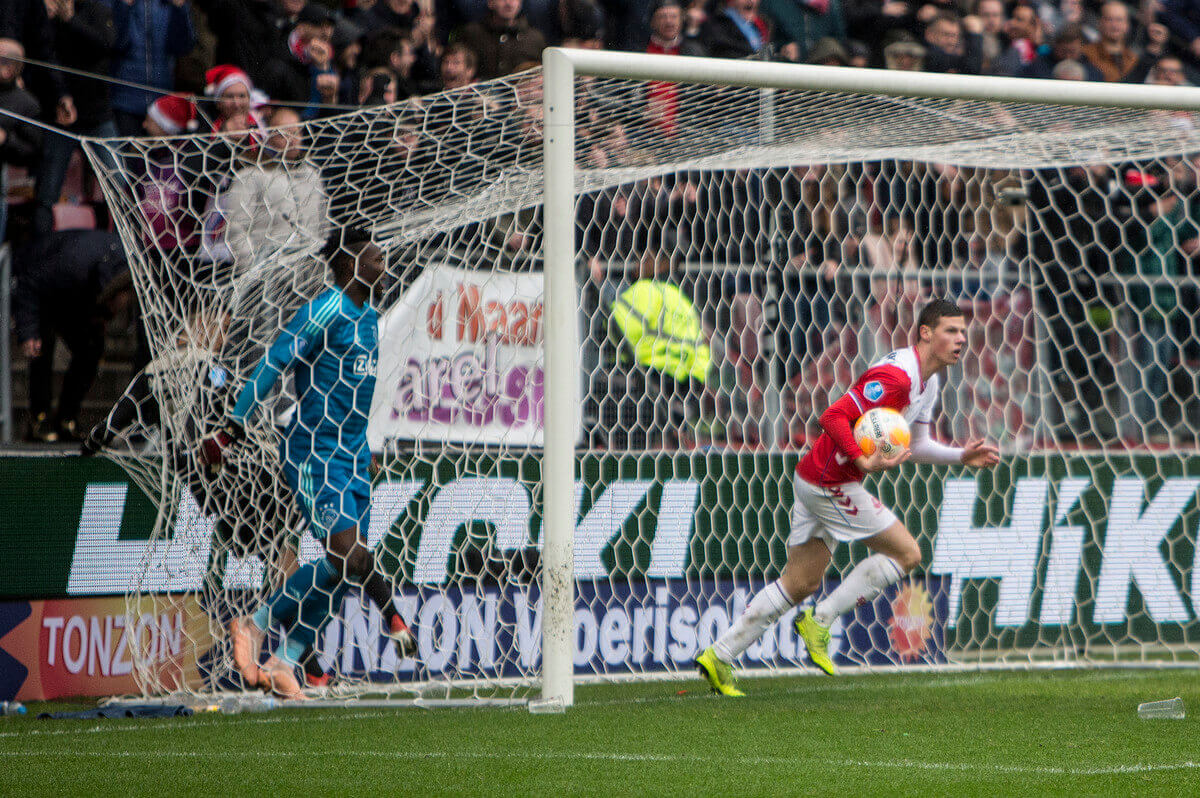 Venema sprint na het maken van de 1-2 met de bal terug naar de middenstip.