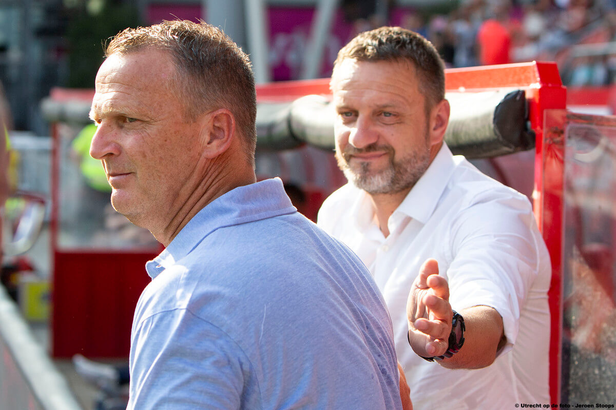 FC Utrecht-trainer Van den Brom met de coach van HSK Zrinjski Mostar.