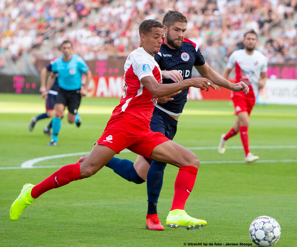 De van PSV overgekomen Lonwijk in duel met een Bosniër. Foto's: Jeroen Stoops