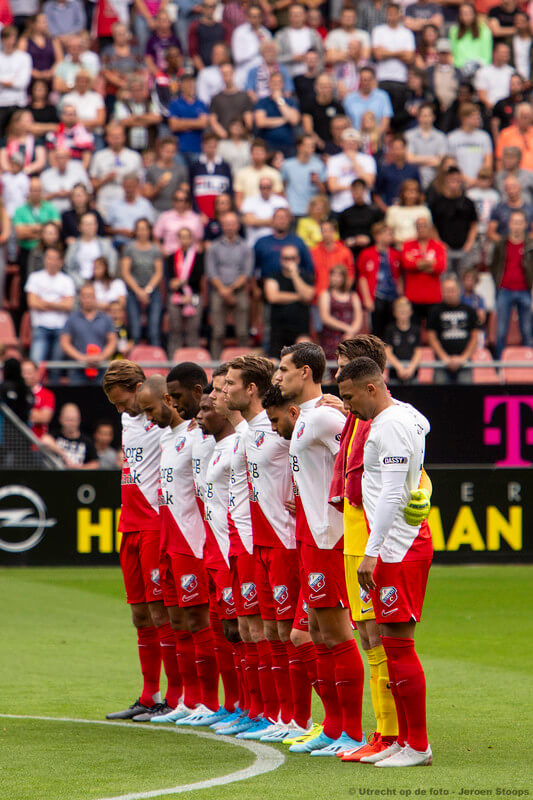 De wedstrijd begint met een minuut stilte voor alle dit afgelopen jaar overleden FC-aanhangers. 