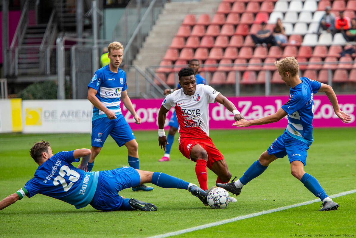 Twee Zwolle-spelers proberen Abass te stoppen.