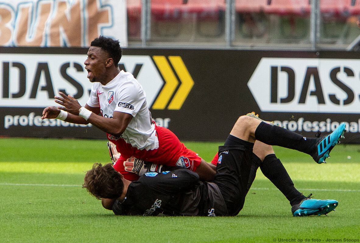 Abass wordt onderuit gehaald door keeper Mous; Penalty voor  FC Utrecht...