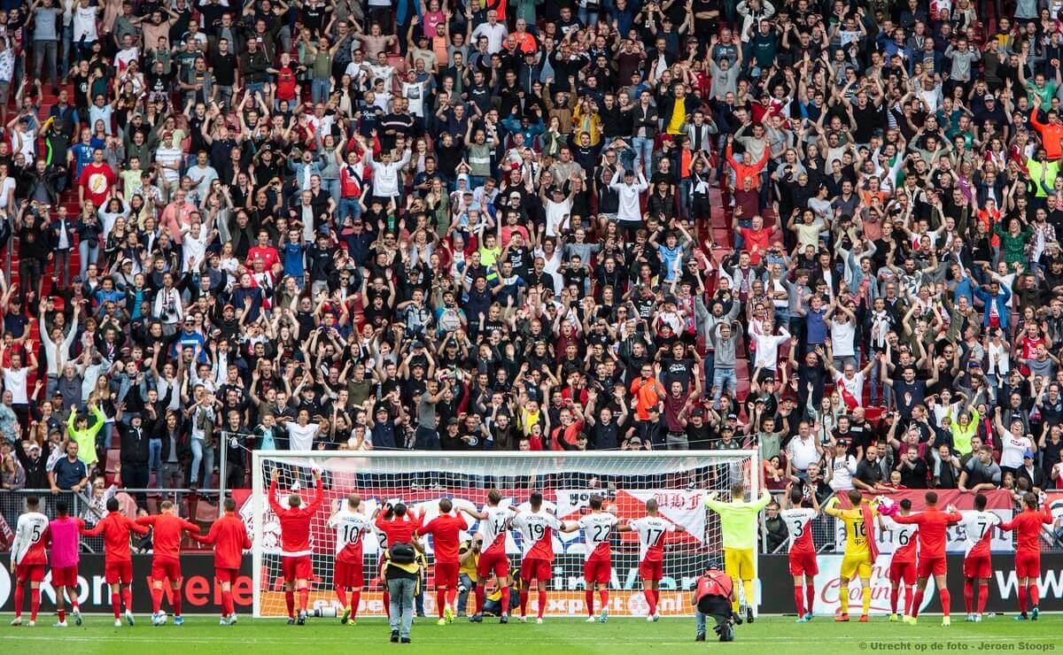 Publiek wordt bedankt. Op naar de Kuip!