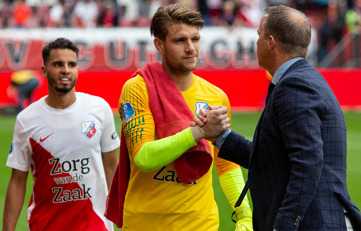 Van den Brom bedankt eerste keeper Paes.