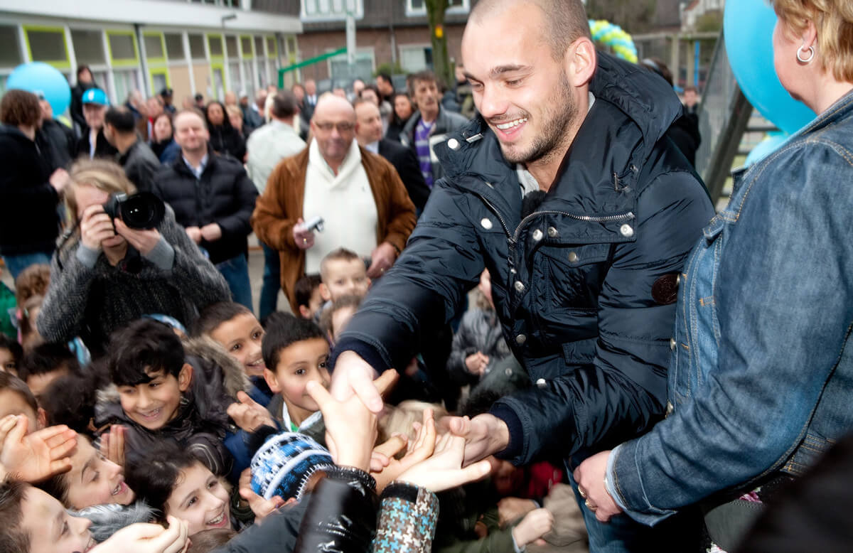 Wesley Sneijder tijdens een bezoek aan Ondiep in 2014. Foto: Ton van den Berg