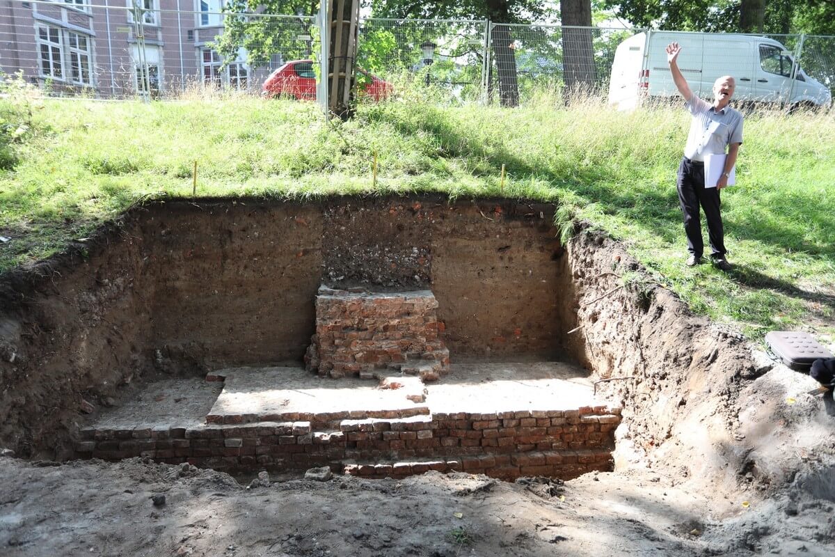 Archeoloog/bouwhistoricus Frans Kipp bij de resten op plek 1. Foto: Ton van den Berg