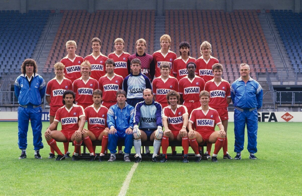FC Utrecht in 1987 met (zittend in blauw jack) trainer Han Berger en in de gelederen, tweede rechts van Berger: Rob Alflen en daarnaast Frans Adelaar, die later ook trainer van de FC zijn. Foto: archief.