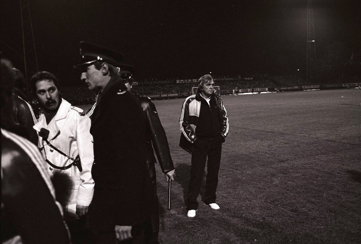 Trainer Ernst Happel met politiebescherming in Nieuw Monnikenhuize in Arnhem. Foto: archief FC Utrecht