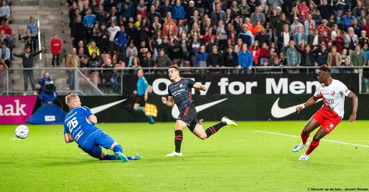  Bahebeck schiet de bal in de 96e minuut beheerst langs keeper Telgenkamp: 3-1. Foto: Jeroen Stoops