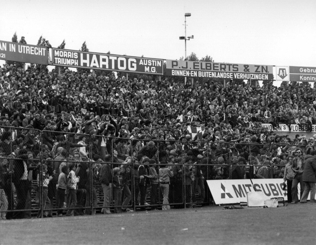 FC-supporters in het oude Galgenwaard jaren 70 vorige eeuw. Foto: HUA