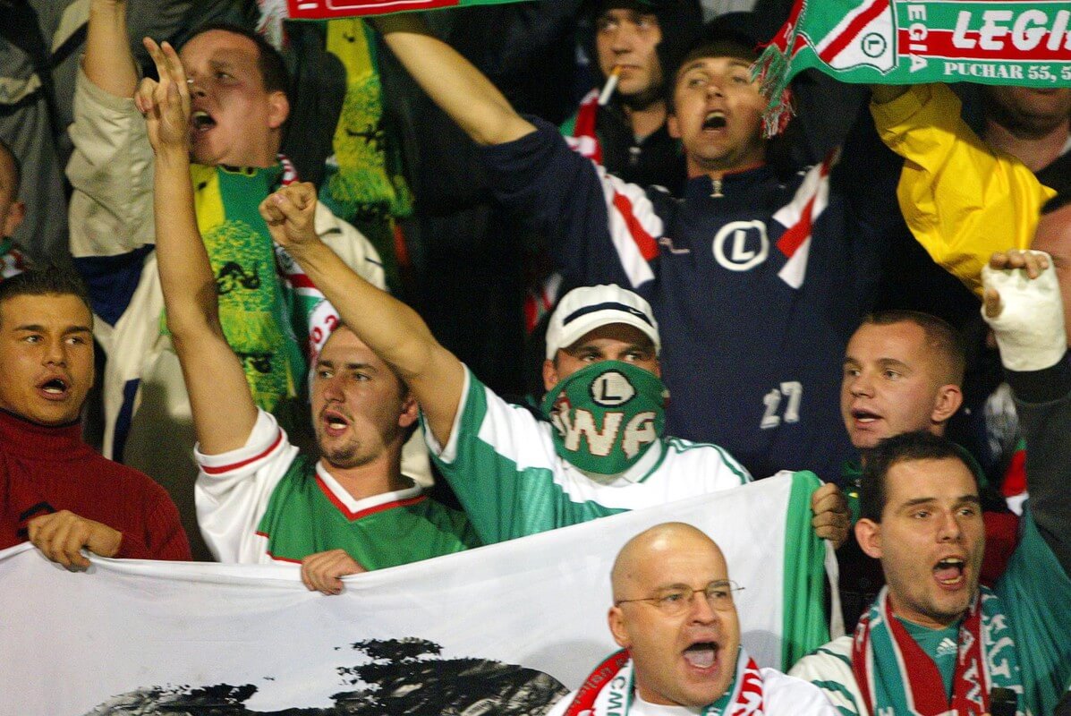 Supporters van Legia Warschau op de tribune van Galgenwaard in 2002. Foto: Jaap de Boer