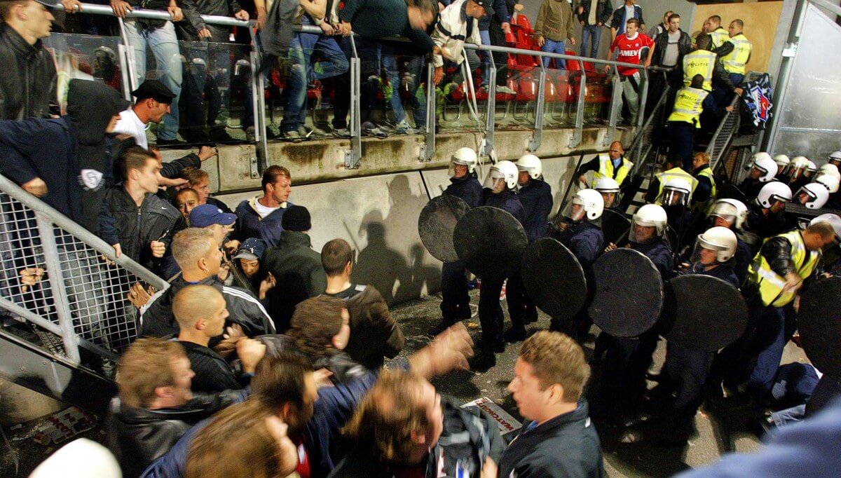 ME op de tribunes bij de wedstrijd tegen Legia Warschau. Foto: Jaap de Boer