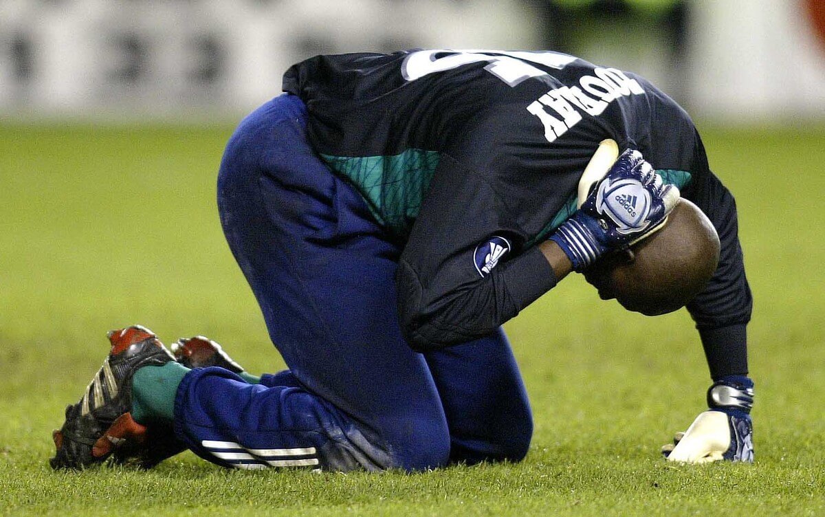 Doelman Touray is geraakt door 'een mentje'. Foto: Jaap de Boer